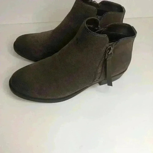 True Craft Brunie ladies Brown zip up ankle bootie  size 7.5M - Picture 1 of 5